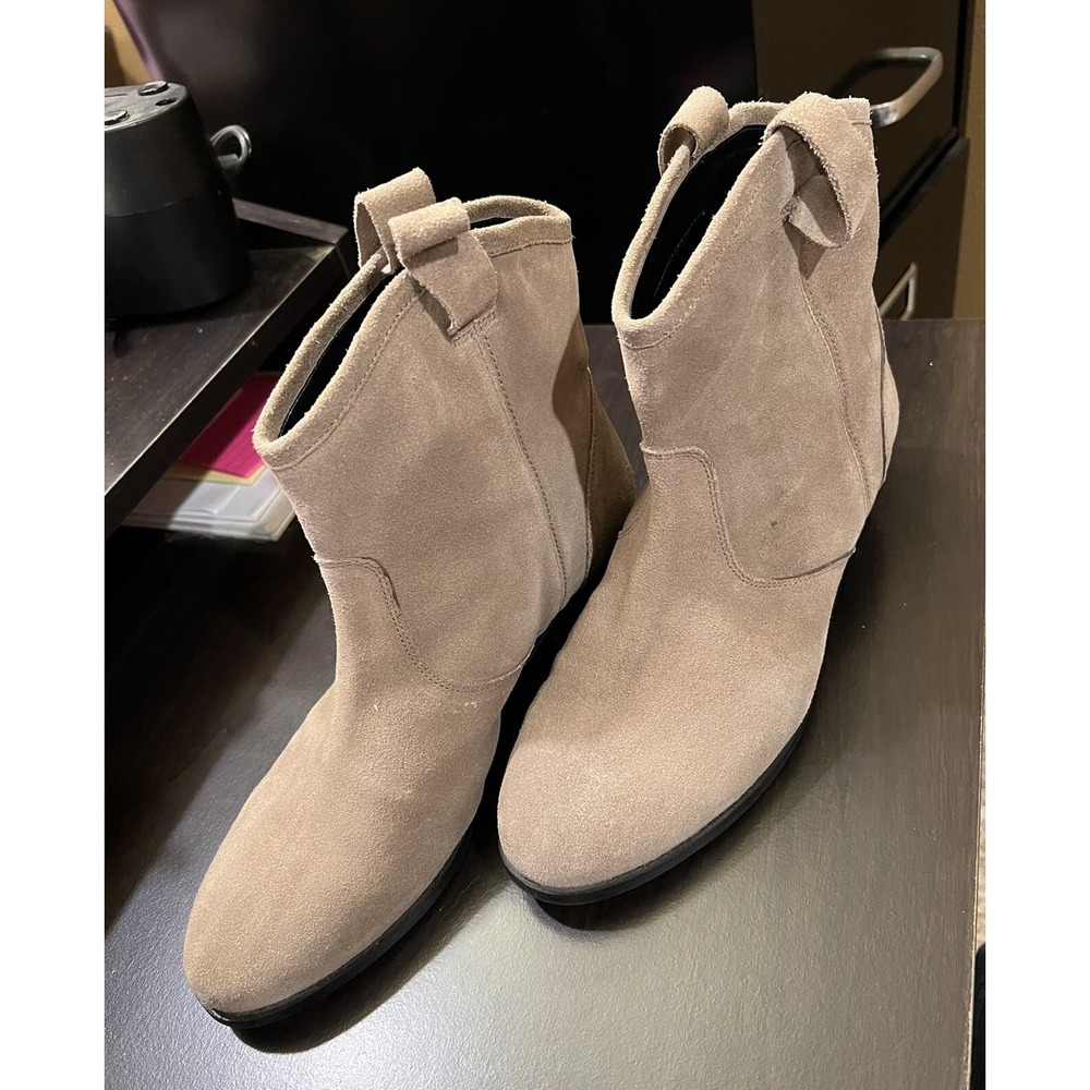 Find Women's Tan Suede boots Size 9 EUC‎